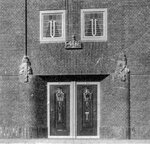 Uitsnede: oorspronkelijke voordeuren en glas-in-loodramen.
<br/>
Het Utrechts Archief, 1925-1935